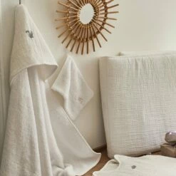 NUAGE - Ensemble Cape De Bain Et Gant Bébé Avec Broderie Lurex - Blanc 13 NUAGE - Ensemble Cape De Bain Et Gant Bébé Avec Broderie Lurex - Blanc -chambre à coucher Soldes Cape de bain gant Nuage 27173909 A 2