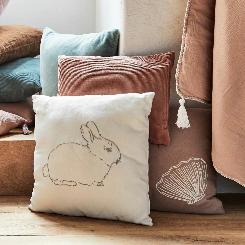 SONGE - Coussin Au Motif Lapin Des Alpilles Brodé - 40x40cm Beige Alpilles 6 SONGE - Coussin Au Motif Lapin Des Alpilles Brodé - 40x40cm Beige Alpilles – Image 4